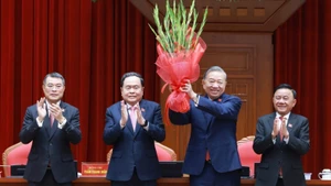 苏林同志在十四届一中全会上全票当选连任越共中央总书记。（图源：越通社）