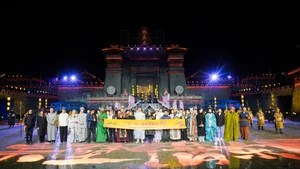 各国媒体观看大型实景演出《赤壁借东风》后与演职人员合影。