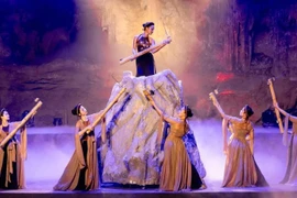 广宁省大型实景演出节目《寻找玉痕》中的一个表演片段。