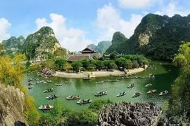 游客参观世界文化与自然遗产长安名胜群。