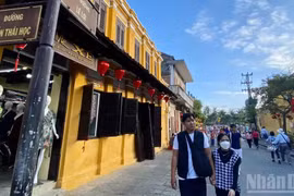 游客参观岘港市会安古镇。