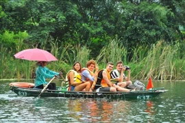 游客参观宁平省长安名胜群。（图片来源：越通社）