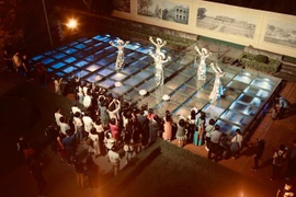 游客体验“解码升龙皇城”夜游项目。（图片来源：河内升龙皇城遗产保护中心）