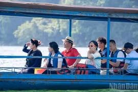游客参观巴贝湖。