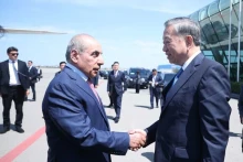 阿塞拜疆第一副总理亚基布·艾博弗（Yagub Eyyubov）前往首都巴库盖达尔•阿利耶夫国际机场为越共中央总书记苏林和夫人送行。（图片来源：越通社）