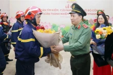 越南公安部为圆满完成任务的救援队举行隆重接机仪式。（图片来源：越通社）