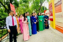 各位代表参观《胡志明主席 —— 民族精华，时代伟业》 国家资料和图片展。