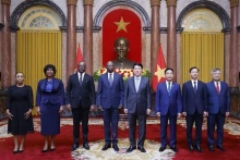 越南国家主席梁强与各国驻越大使合影。（图片来源：越通社）