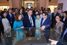 越南政府总理范明正夫妇与日本首相夫妇参观越南国家历史博物馆。（图片来源：越通社）
