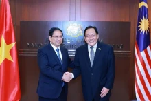 越南政府总理范明正会见马来西亚上议院议长阿旺比米。（图片来源：越通社）