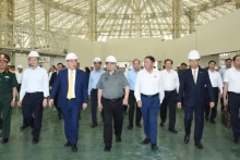 范明正总理视察位于河内市东英县的国家会展中心建设工地。（陈海 摄）