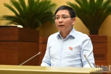 越南财政部长阮文胜发表《关于发展民营经济机制与政策的国会决议（草案）》的呈文。