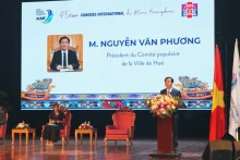 顺化市人民委员会主席阮文方在会议上发言。（图片来源：越通社）