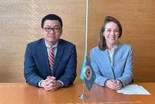 越南常驻奥地利维也纳联合国和其他国际组织代表团团长武黎泰黄大使和国际刑警组织常驻维也纳联合国观察员办公室主任弗洛里安·巴科尼耶。