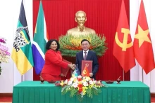 越共中央政治局委员、中央书记处常务书记陈锦秀和南非非洲人国民大会 第一副秘书长莫库亚尼。（图片来源：越通社）