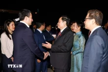 国会主席陈青敏与夫人离开乌兹别克斯坦，乌兹别克斯坦共和国副总理贾姆希德·阿卜杜哈基莫维奇·霍贾耶夫以及乌方代表到机场送行。（图片来源：越通社）