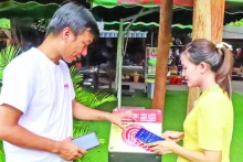 在每块信息牌上，游客可以通过手机进行互动，获取地图、视频、资料图、历史文化故事等多媒体新闻以及了解关于人工智能导游、个性化路线规划、积分兑换礼品或获取数字证书等功能。（金宝摄）