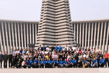 《人民报》干部、团员和青年在越南军事历史博物馆战胜塔广场合影留念。