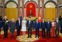 国家主席梁强与澳大利亚新任驻越南大使勃德女士(Gillian Bird)和各位代表合影。
