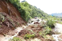 由于强降雨引发山体滑坡，造成交通安全隐患。（图片来源：越通社）