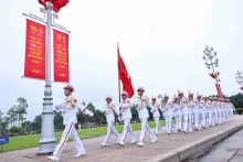 上午6时整，决胜军旗护卫队执行神圣的升旗仪式程序。