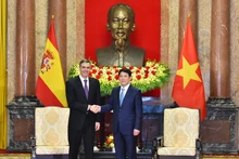 越南国家主席梁强会见西班牙首相佩德罗·桑切斯。
