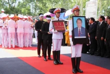 原国家主席陈德良的灵柩被运送至广义省德普市普庆乡延长村陵园。