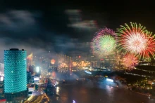 4月30日晚上九点整，胡志明市夜空燃放烟花，庆祝南方解放、国家统一50周年。（世大摄）