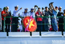 由全国各新闻媒体机构100名领导和记者组成的越南新闻工作者协会工作代表团在探访长沙群岛军民的海程途中，抵达了鬼鹿礁（Gạc Ma）、孤伶礁（Cô Lin）和带刀礁（Len Đao）。