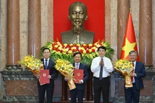 国家主席梁强向三位新任国家主席办公厅副主任颁发任命决定。