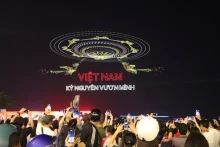 数千人前来观赏无人机表演彩排。（图片来源：越通社）