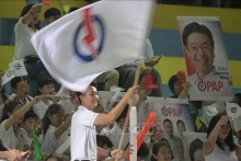 人民行动党 (PAP) 支持者等待大选结果。（图片来源：新华社/越通社）
