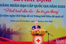 越共中央书记处书记、越南祖国阵线中央委员会主席杜文战发表讲话。
