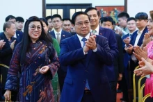 范明正总理和夫人到越南驻马来西亚大使馆看望使馆工作人员和旅马越南人社群代表。（图片来源：越通社）