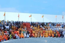 出席2025年卫塞节的代表们合影留念。（图片来源：VESAK 2025）
