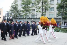 党和国家领导人上香缅怀胡志明主席和孙德胜主席。（图片来源：越通社）