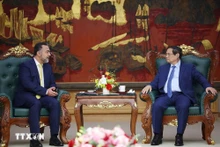 政府总理范明正会见阿曼投资局副主席阿尔·哈蒂 。（图片来源：越通社）