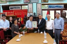 苏林总书记与武元甲大将家属合影。（图片来源：越通社）