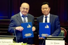 河内国家大学校长黎君与莫斯科国立大学校长维克多·安东诺维奇·萨多夫尼奇（Victor Antonovich Sadovnichy）签署了两校之间的合作协议。（图片来源：VNU）