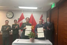 越南维和局局长范孟胜少将和加拿大国防部陆地国防政策局副局长卡罗尔·波特文少将签署2025-2026年联合国维和领域合作目录。（图片来源：越南维和局）