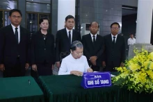 柬埔寨人民党副主席、柬埔寨民族统一阵线主席、柬越友好协会主席梅森安在吊唁簿上留言。（图片来源：越通社）