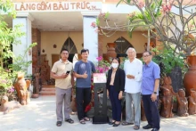 在宁福县福民镇宝竹（Bàu Trúc）陶瓷合作社安装智能互动站。