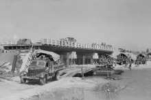 坦克部队和机械化步兵部队1975年进军解放了 邦美蜀市。（图片来源：越通社）