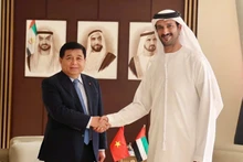 越南政府副总理阮志勇会见阿联酋经济部长阿卜杜拉·本·图克·阿尔·马里。（图片来源：越通社）