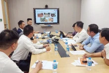 老街省人民委员会工作代表团与日本Erex股份公司领导举行工作会议。
