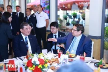 越南政府总理范明正和日本首相石破茂共进早餐，品尝越南咖啡。（图片来源：越通社）