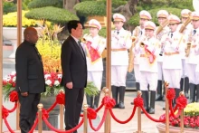国家主席梁强举行仪式 欢迎布隆迪总统恩达伊施米耶访越。（水源 摄）