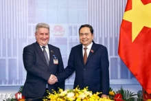 国会主席陈青敏会见白俄罗斯共和国下议院副议长瓦季姆·伊帕托夫。（图片来源：越通社）