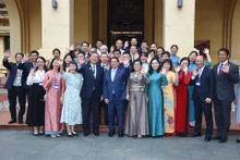 越南政府总理范明正夫妇和日本首相石破茂夫妇与越南国家历史博物馆的干部和工作人员合影留念。