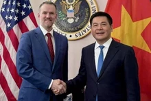 越南工贸部部长阮鸿延（右）与美国贸易代表贾米森·格里尔。（图片来源：工贸部）